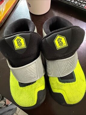 Kyrie Nike toddler shoe  Neon Yellow and Black Kids High-Top Sneakers